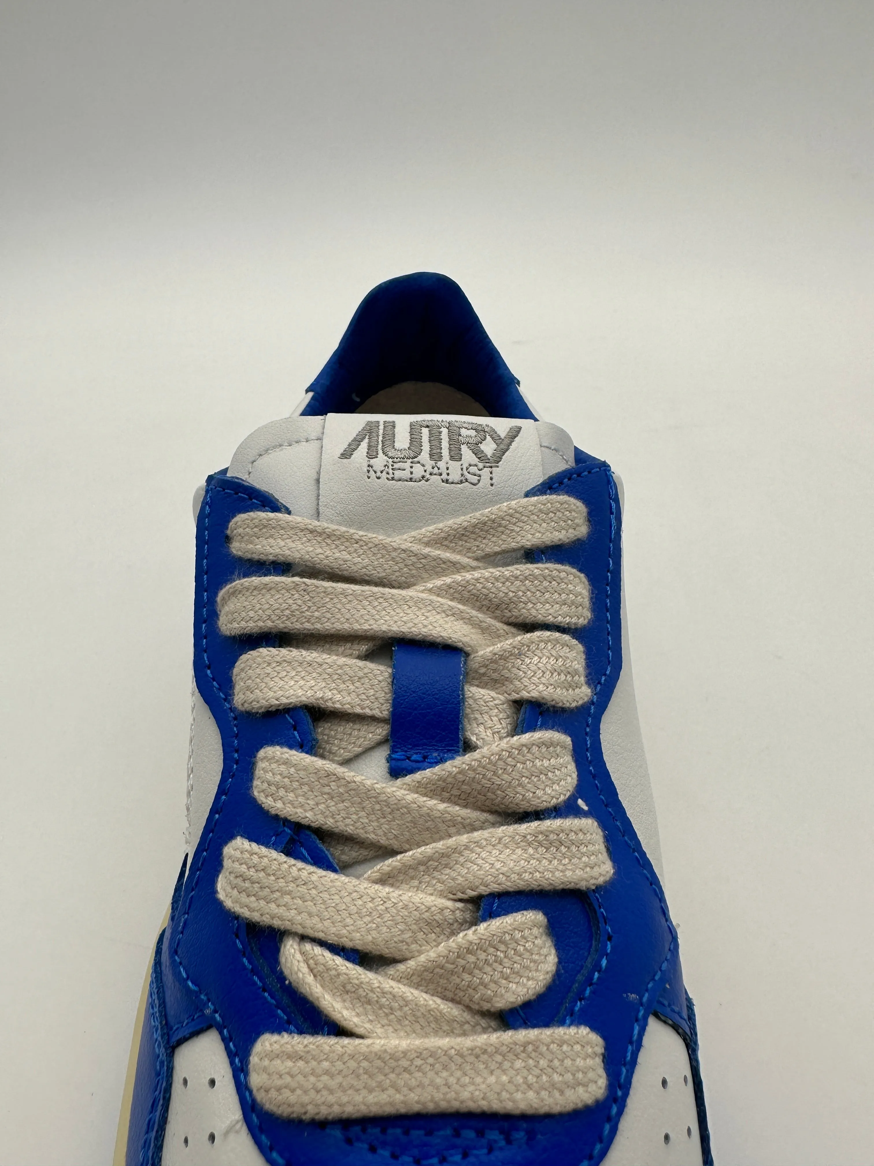 Autry 01 Low Sneakers