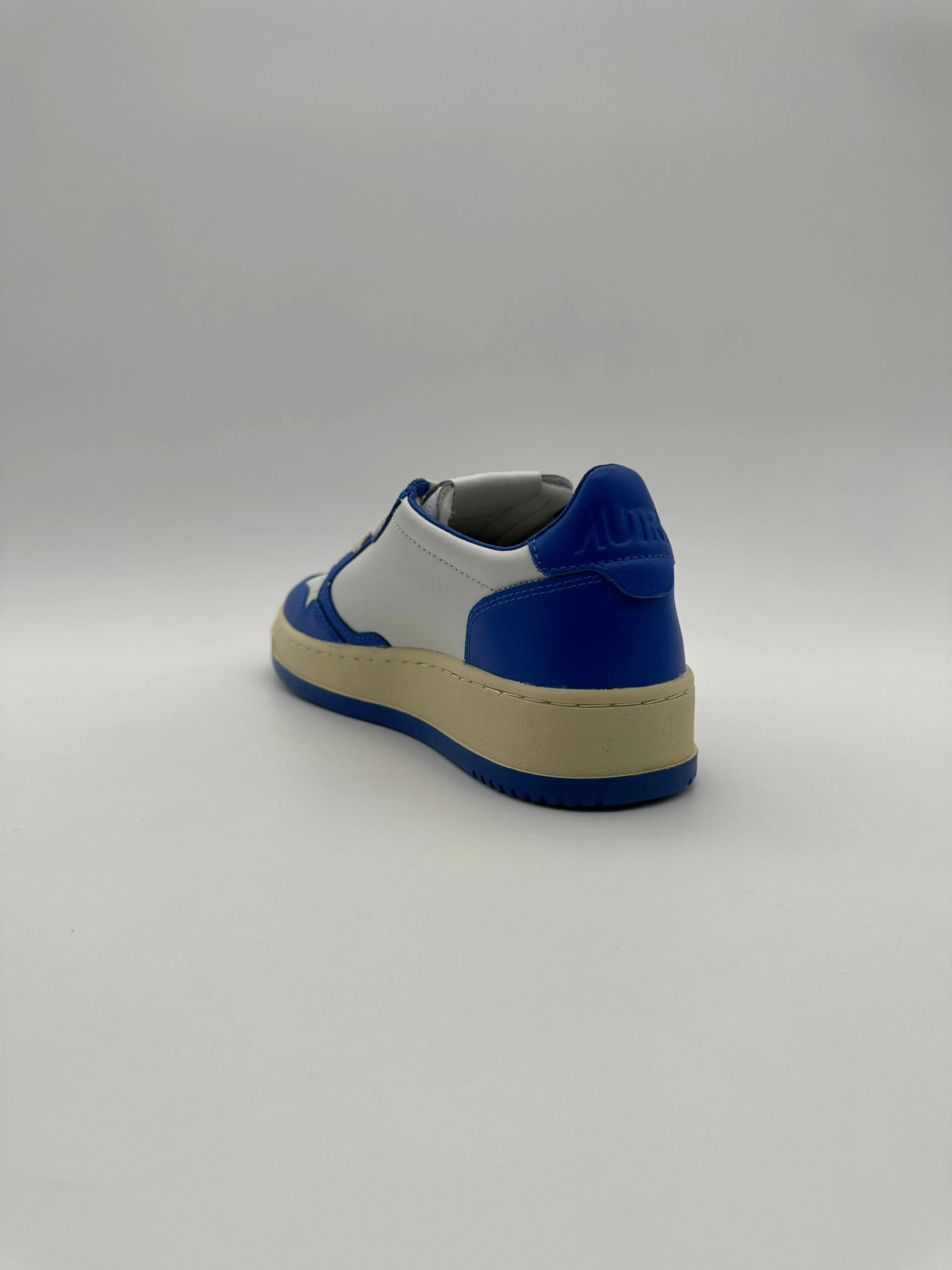 Autry 01 Low Sneakers