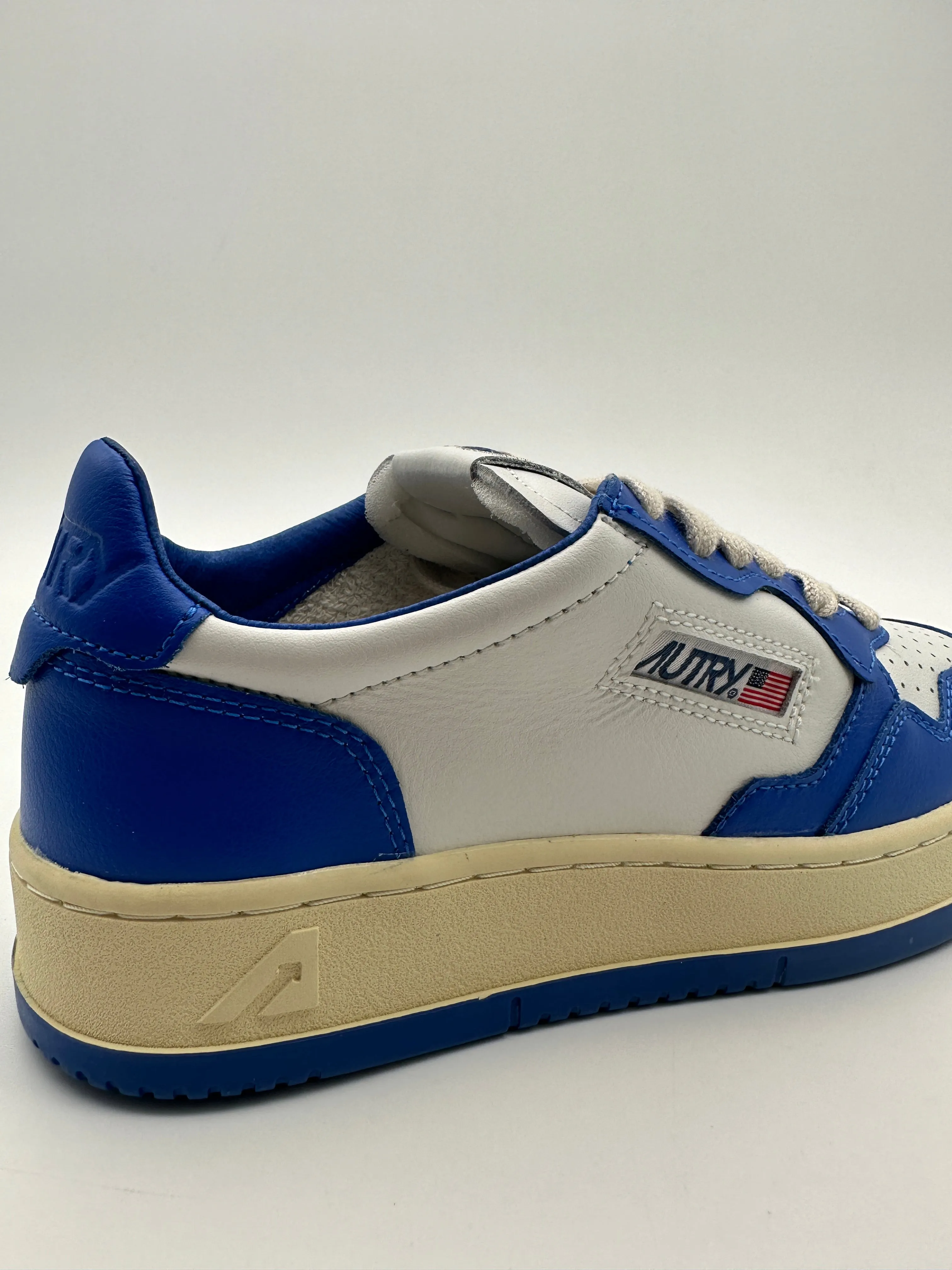 Autry 01 Low Sneakers